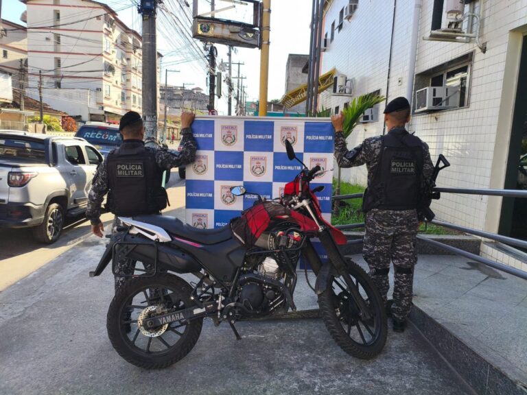 Policiais militares em São Gonçalo em operação de patrulhamento ou prisão de um suspeito.