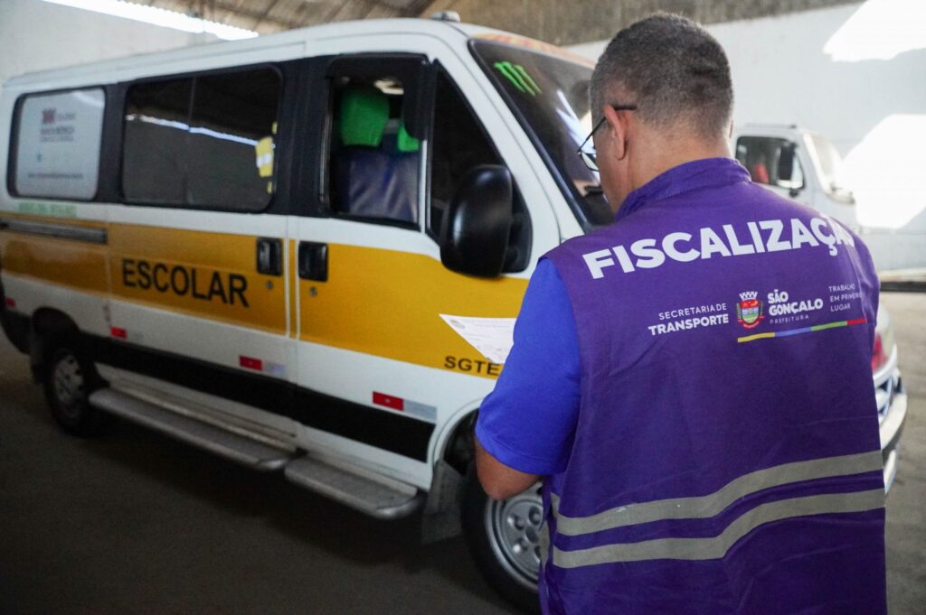 Veículo de transporte escolar sendo vistoriado em São Gonçalo, garantindo segurança para os alunos.