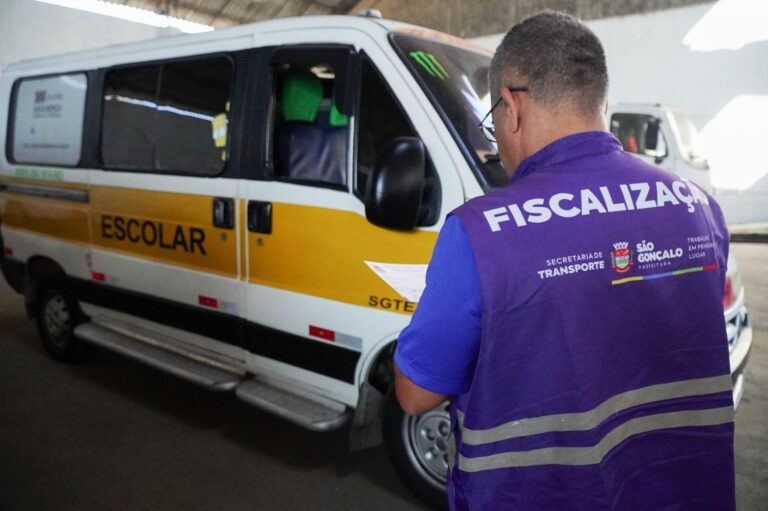 Veículo de transporte escolar sendo vistoriado em São Gonçalo, garantindo segurança para os alunos.