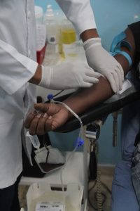 Pessoas doando sangue em um hemonúcleo, representando a campanha de doação em São Gonçalo.