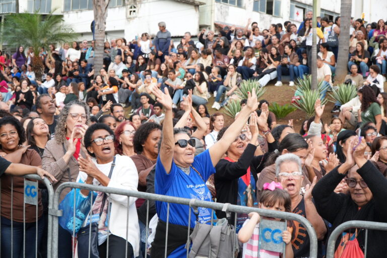 Fiéis participam de procissão de Corpus Christi sobre tapetes de sal coloridos em São Gonçalo.