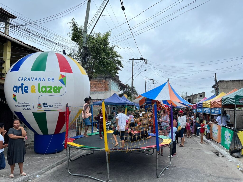 Crianças brincando em pula-pula e brinquedos infláveis da Caravana de Arte e Lazer em São Gonçalo