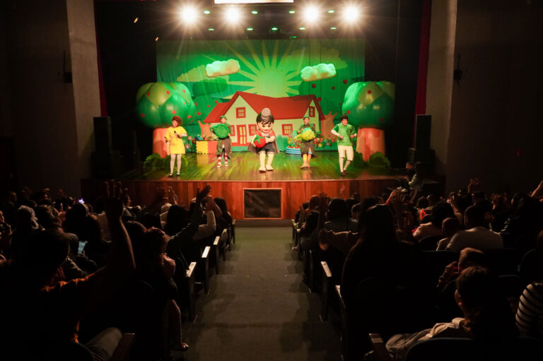 Crianças e familiares da Umei Professora Vera Lúcia Rodrigues dos Santos assistindo a peça de teatro em São Gonçalo