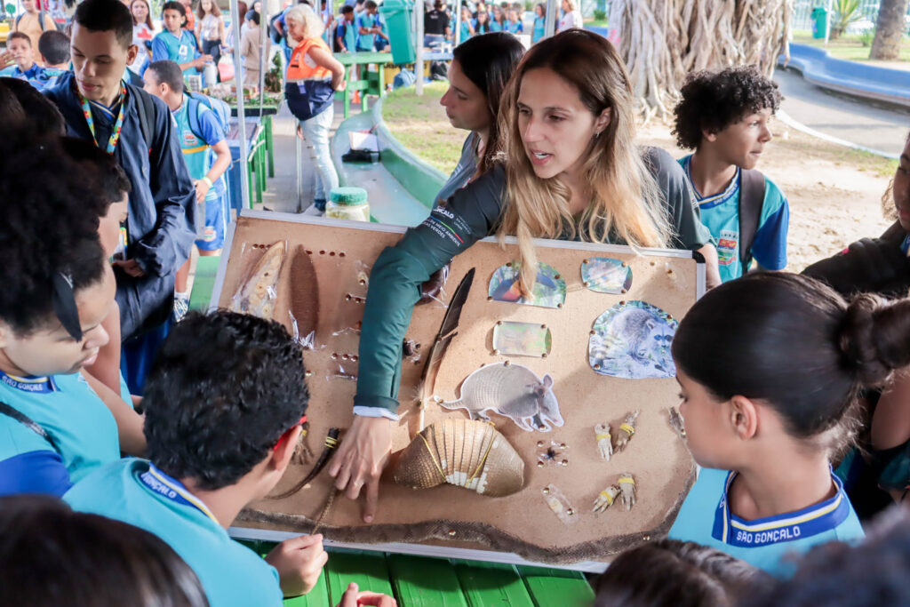 Estudantes participam de atividades educativas sobre meio ambiente na Praça do Zé Garoto, em São Gonçalo.