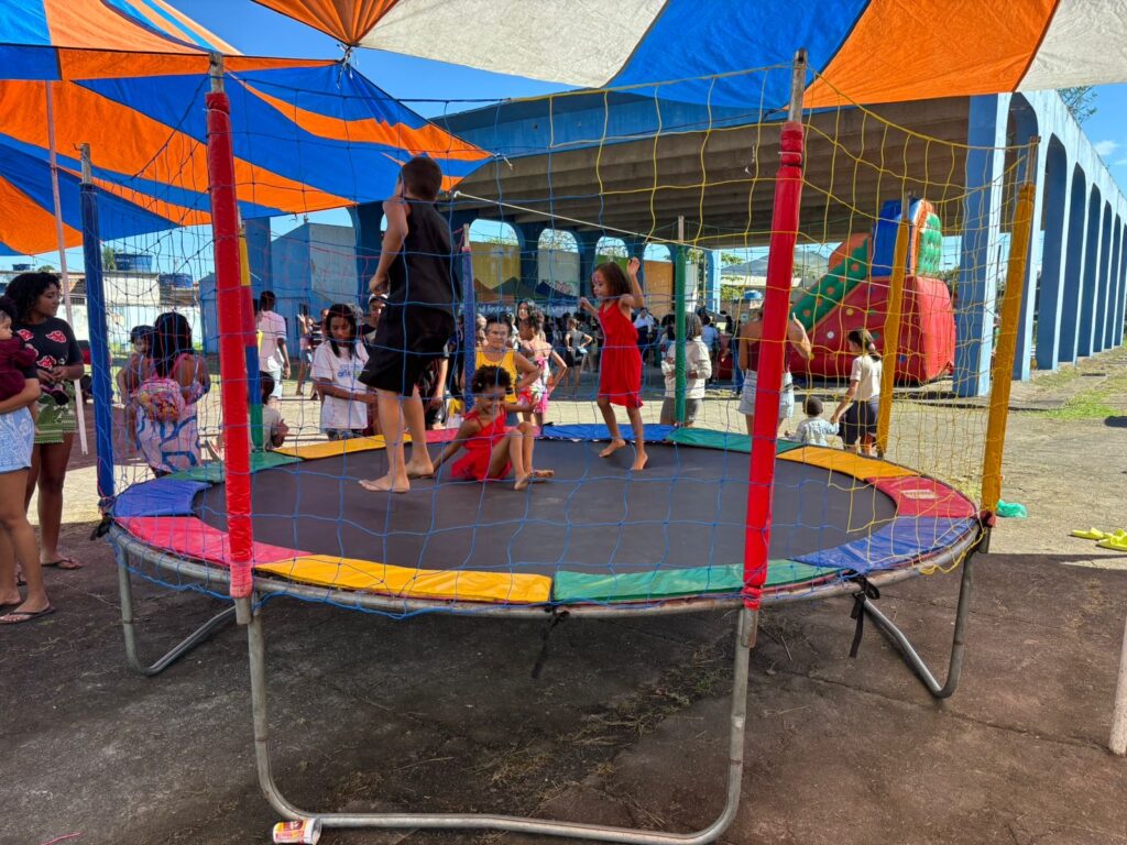 Crianças brincam em atividades recreativas gratuitas da Caravana de Arte e Lazer em São Gonçalo.