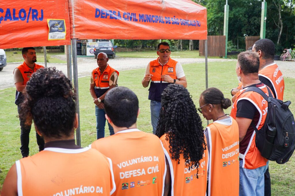 Voluntários da Defesa Civil de São Gonçalo em aula prática na APA do Engenho Pequeno, simulando situações de emergência.