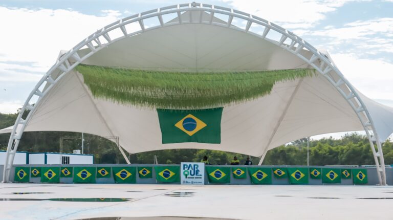 Telão no Parque RJ Nosso Sonho em São Gonçalo transmitindo jogo da Seleção Brasileira na Copa do Mundo.