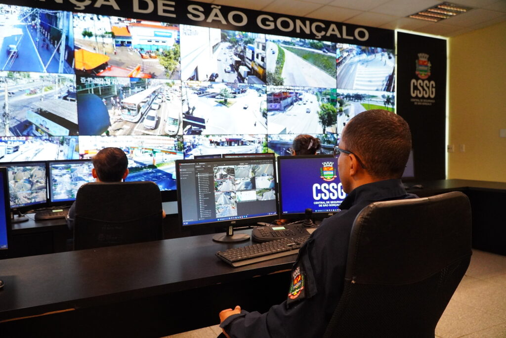 Guarda Municipal de São Gonçalo em patrulhamento, representando a atuação contra a criminalidade com tecnologia.