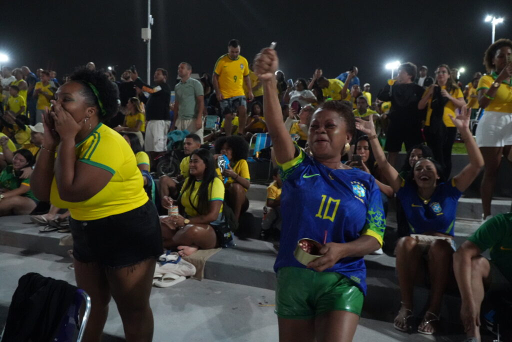 Torcida de São Gonçalo reunida no Parque RJ Nosso Sonho para assistir a jogo do Brasil na Copa do Mundo.