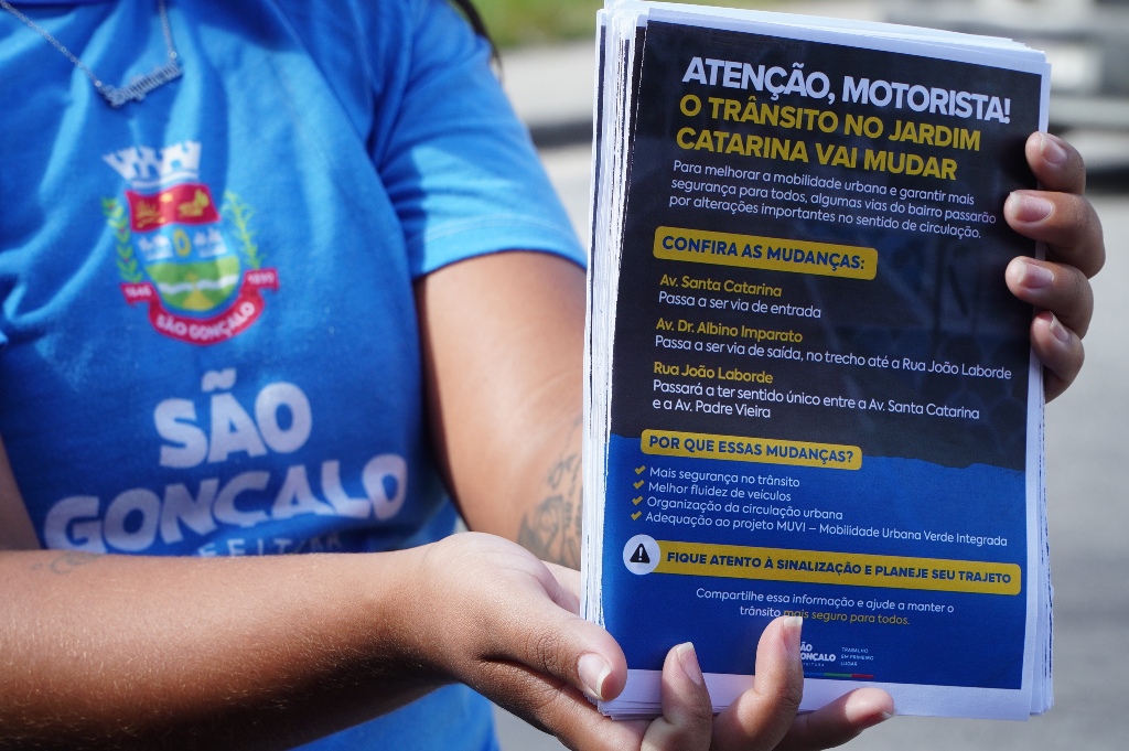 Equipes da Prefeitura de São Gonçalo informam moradores sobre mudanças no trânsito do Jardim Catarina para o projeto MUVI.
