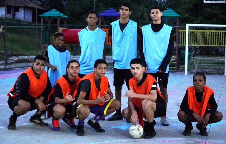 Jovens praticando futsal em quadra coberta no Complexo Recreativo Kleber Ribeiro M. Filho em Neves, São Gonçalo.