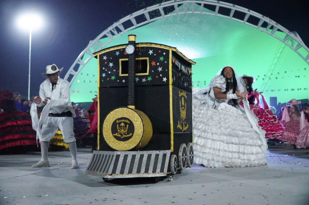 Integrantes da Quadrilha Balão Dourado em apresentação de festa junina no Parque RJ Nosso Sonho, São Gonçalo.