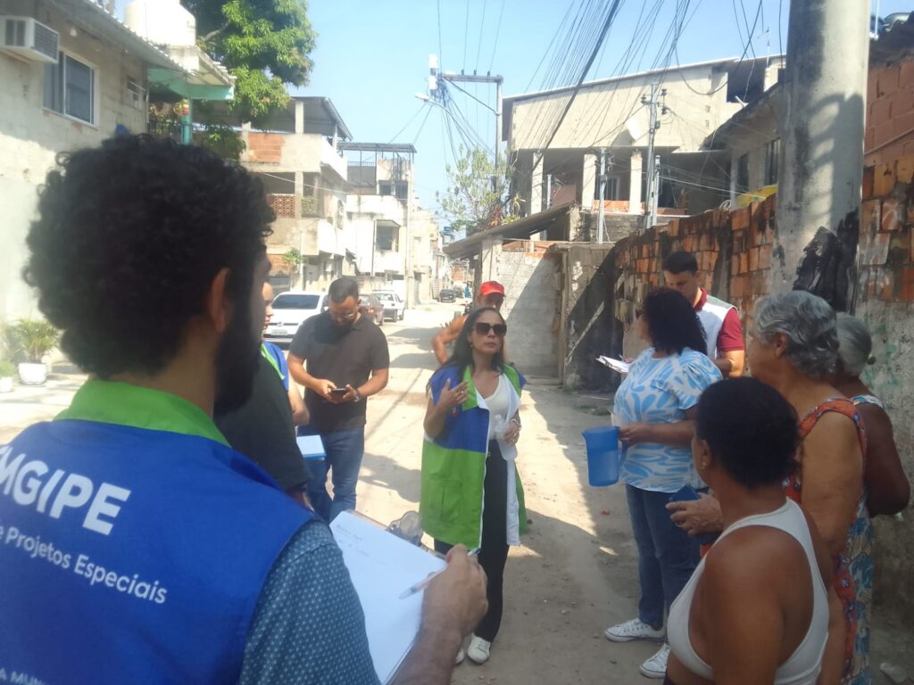 Equipe da prefeitura realiza cadastramento social em comunidade de São Gonçalo para regularização fundiária.