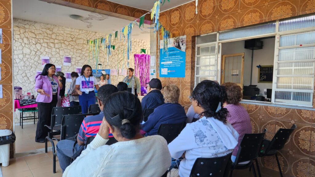 Idosos participam de roda de conversa e atividades de conscientização sobre a violência no Espaço Avançado em São Gonçalo.
