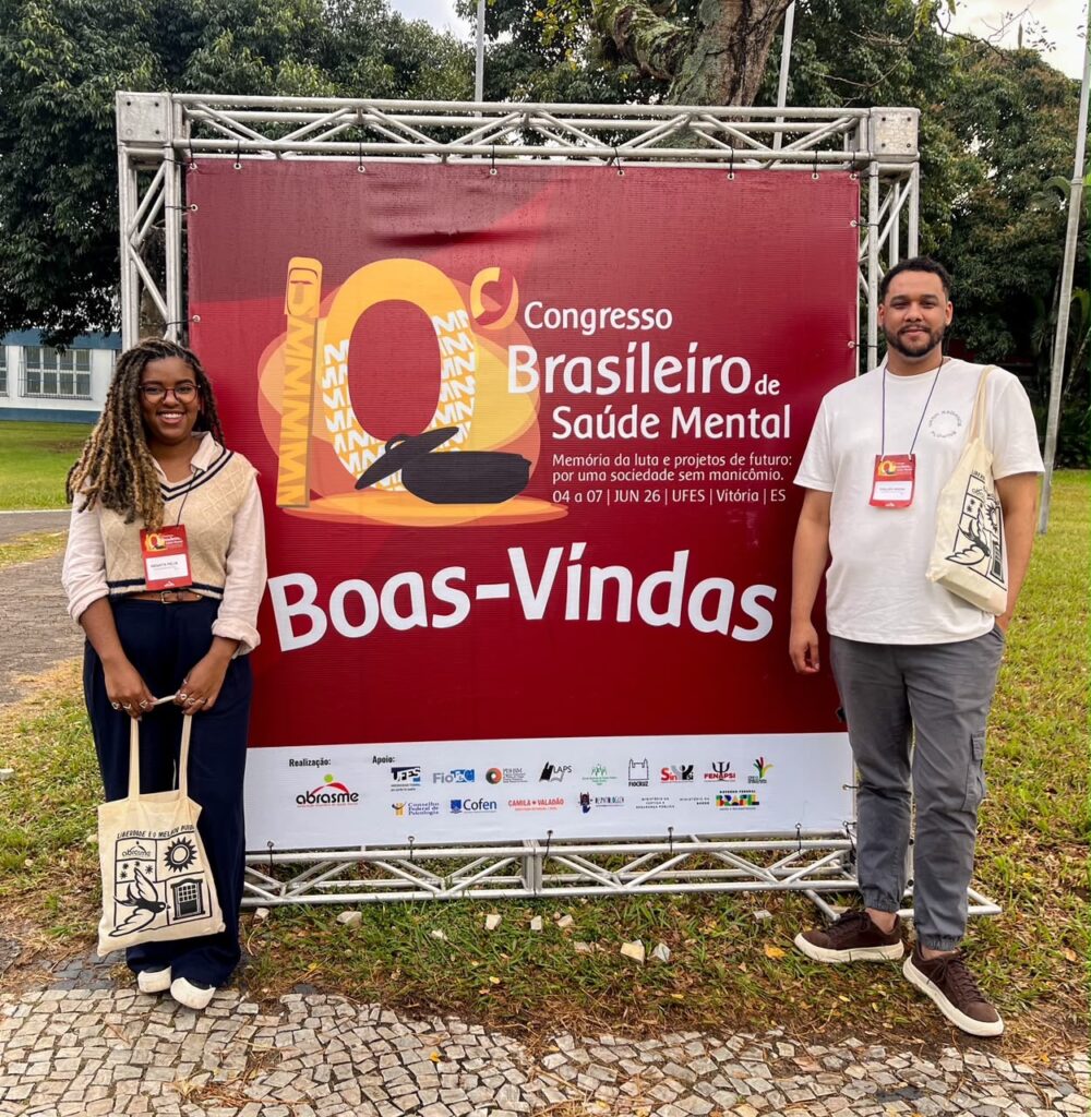 Profissionais de São Gonçalo em congresso de saúde mental, abordando práticas do CAPSi Zé Garoto com adolescentes.