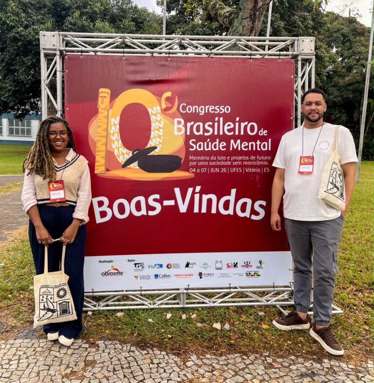 Profissionais de São Gonçalo em congresso de saúde mental, abordando práticas do CAPSi Zé Garoto com adolescentes.