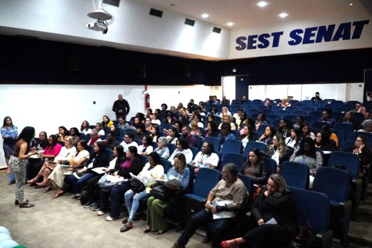 Profissionais e gestores em seminário sobre acolhimento familiar em São Gonçalo, debatendo direitos de crianças.