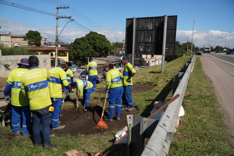 Equipes da Prefeitura de São Gonçalo e Arteris Fluminense realizando limpeza e paisagismo às margens da BR-101.