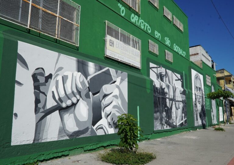 Mural do projeto Cidade Ilustrada em São Gonçalo, retratando Gonçalo Gonçalves em preto e branco.