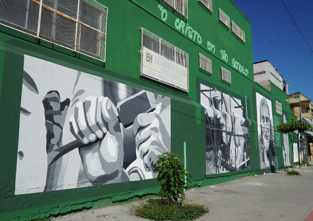 Mural do projeto Cidade Ilustrada em São Gonçalo, retratando Gonçalo Gonçalves em preto e branco.