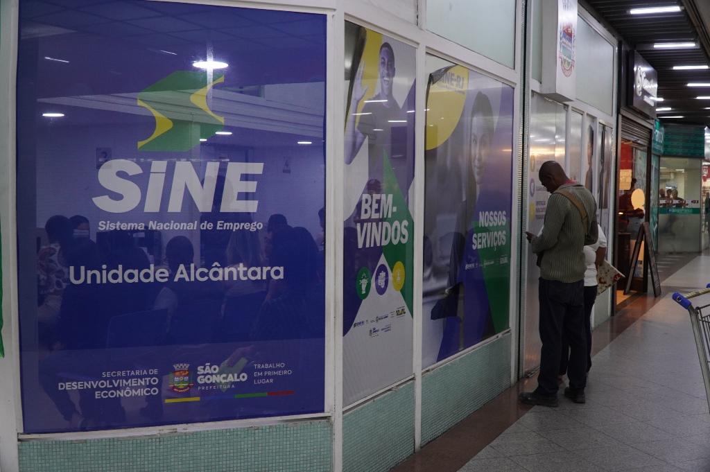Profissionais da construção civil em São Gonçalo, com capacetes e ferramentas, simbolizando as novas vagas de emprego.