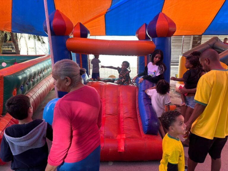 Crianças brincam em cama elástica e escorrega inflável durante Caravana de Arte e Lazer em São Gonçalo