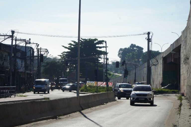 Sinalização e obras na Avenida Santa Catarina em São Gonçalo após alterações de trânsito para o projeto MUVI.
