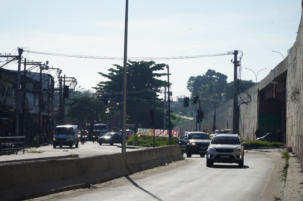 Sinalização e obras na Avenida Santa Catarina em São Gonçalo após alterações de trânsito para o projeto MUVI.