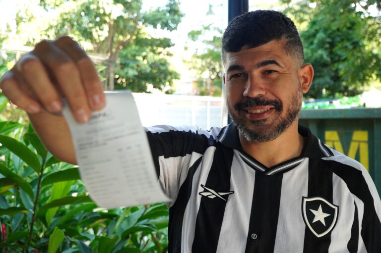 Morador entrega materiais recicláveis em um dos Ecopontos de São Gonçalo, contribuindo para a sustentabilidade local.
