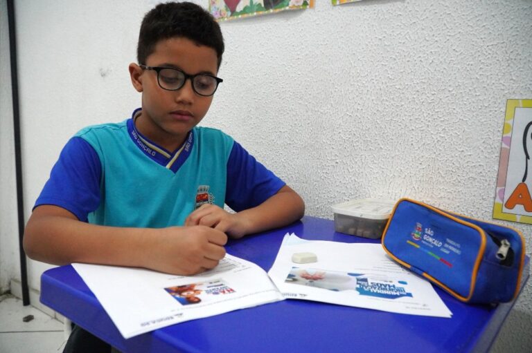 Alunos do 2º ano do Ensino Fundamental fazendo a prova de português da avaliação Educa SG em São Gonçalo.