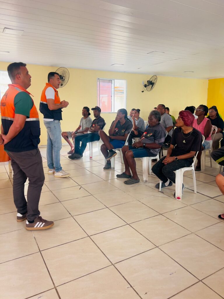 Agentes da Defesa Civil de São Gonçalo ensinam técnicas de primeiros socorros para moradores do bairro Jóquei.