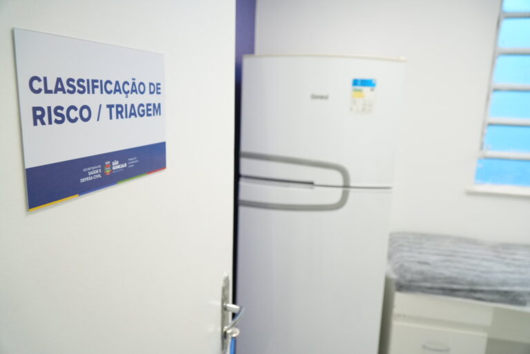 Prefeito Capitão Nelson visita USF Wally Figueira da Silva no Rocha, São Gonçalo, após revitalização.