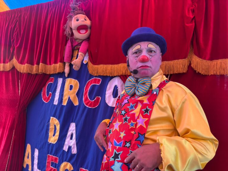 Crianças brincam em brinquedos infláveis durante a Caravana de Arte e Lazer da Faelsg em São Gonçalo