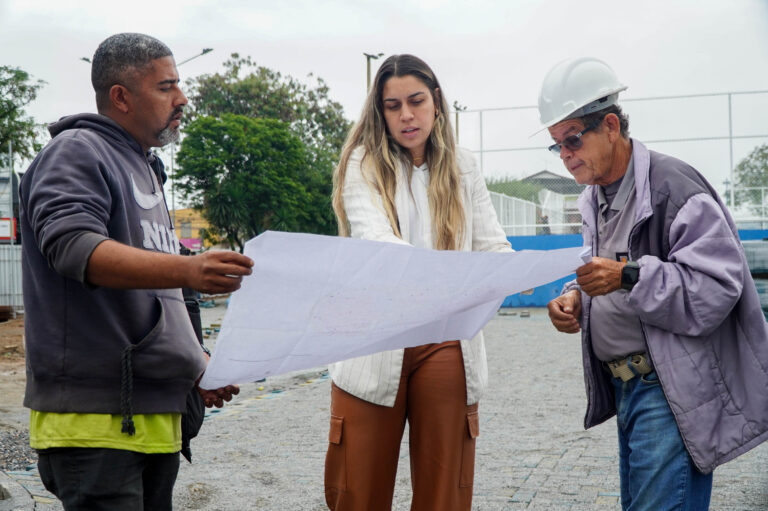 Obras na Praça da Trindade em São Gonçalo mostram progresso em reforma e modernização do espaço público.
