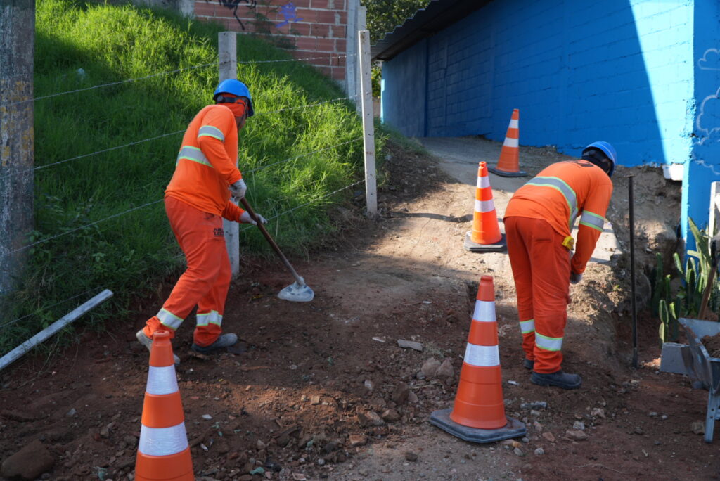 Equipes da Prefeitura de São Gonçalo e Arteris Fluminense em ação de limpeza e conscientização na BR-101.