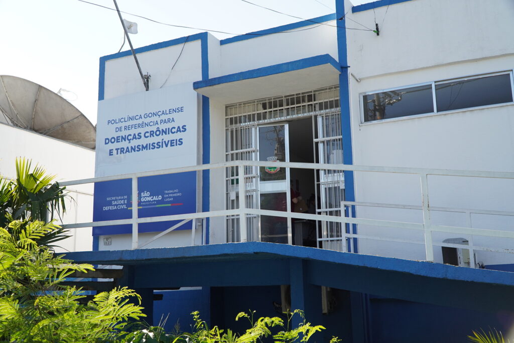 Profissional de saúde realiza testagem rápida em paciente durante campanha de prevenção em São Gonçalo.