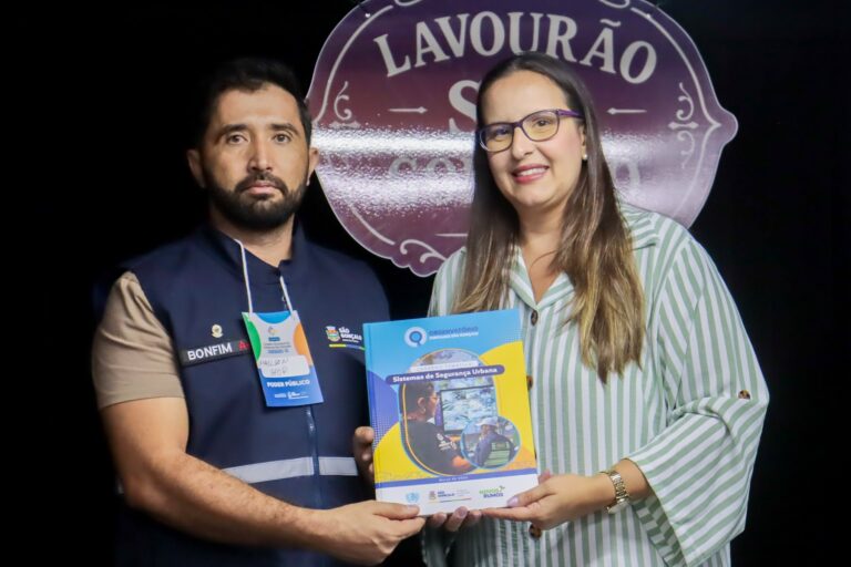 Representantes da Prefeitura de São Gonçalo e ONU-Habitat em cerimônia de entrega de cadernos técnicos.