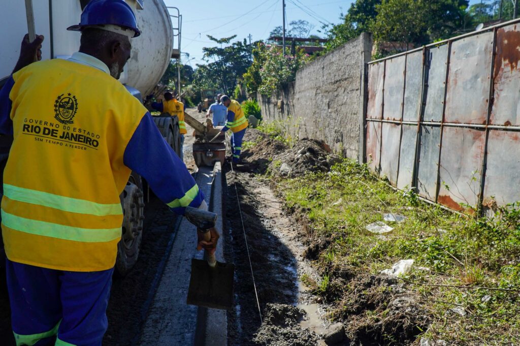 Máquinas e operários trabalham em obra de drenagem em São Gonçalo, RJ.