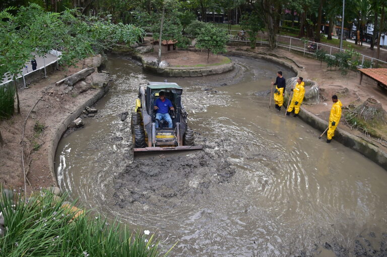 Equipe da Prefeitura de Niterói realizando a limpeza de um dos lagos do Campo de São Bento, em Icaraí.
