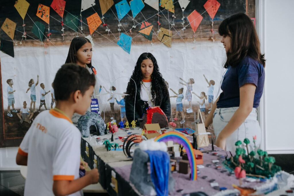 Estudantes participam de atividades interativas com robôs no Circuito Robótica em Rede em Niterói.