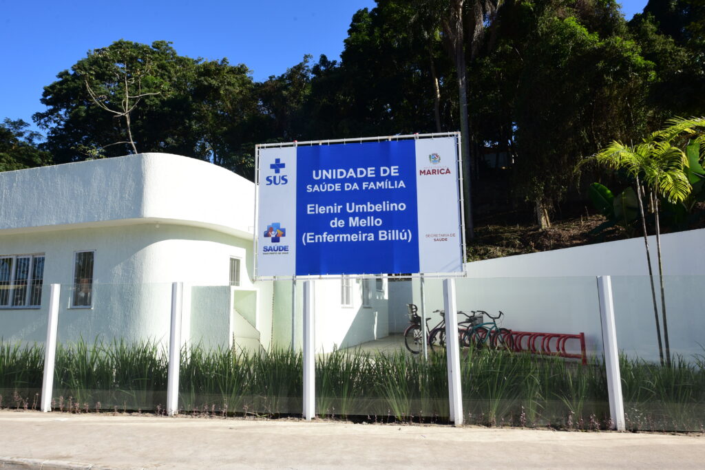 Equipe de saúde atende morador em Unidade de Saúde da Família (USF) em Maricá durante plantão de sábado.