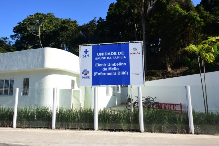Equipe de saúde atende morador em Unidade de Saúde da Família (USF) em Maricá durante plantão de sábado.
