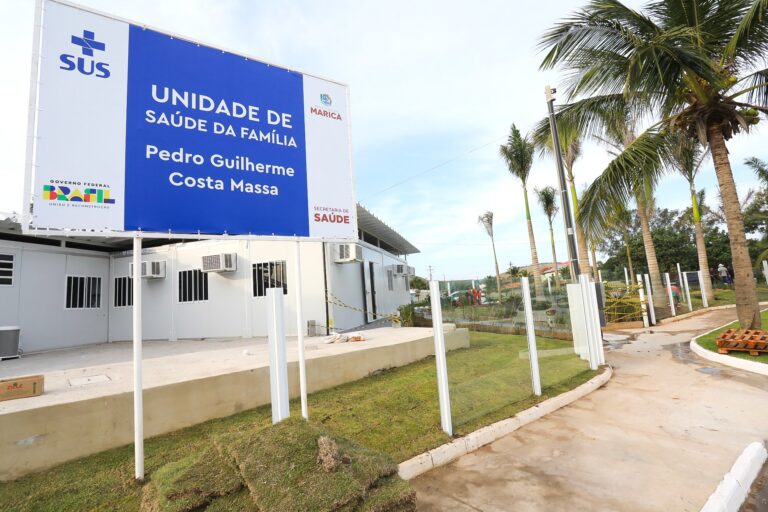 Profissional de saúde atende morador em unidade de saúde da família em Maricá, durante ação de atendimento.
