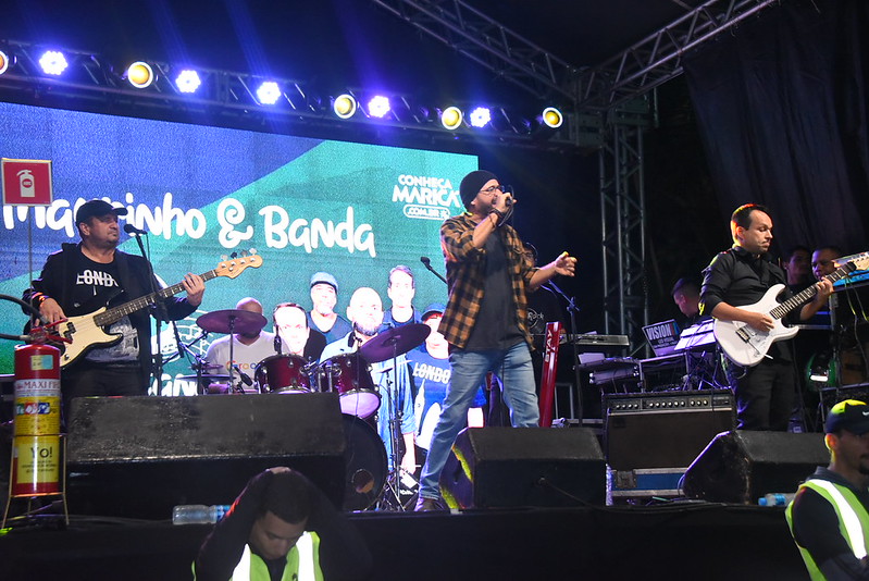 Pessoas aproveitam festival de inverno com barracas de comida e palco de shows em Maricá, Itaipuaçu.