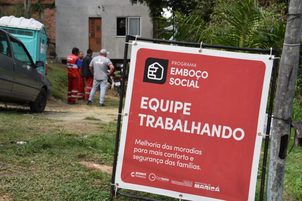 Trabalhadores aplicam revestimento em parede de residência em Maricá, parte do programa Emboço Social.
