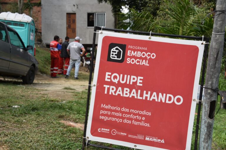 Trabalhadores aplicam revestimento em parede de residência em Maricá, parte do programa Emboço Social.