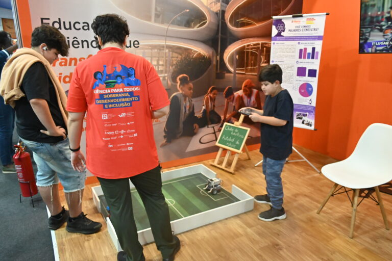 Famílias participam de atividades científicas e interativas no Dia da Família na Ciência em Niterói.