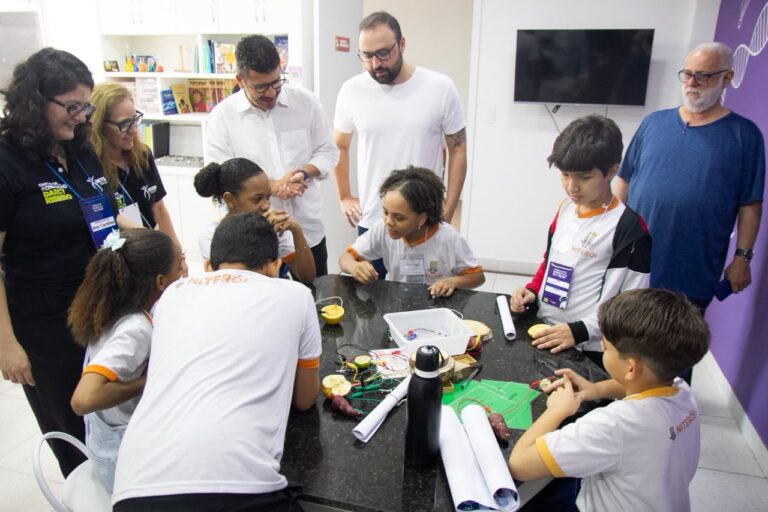 Estudantes em Niterói participam de atividades interativas de robótica e ciência no Circuito Robótica em Rede.