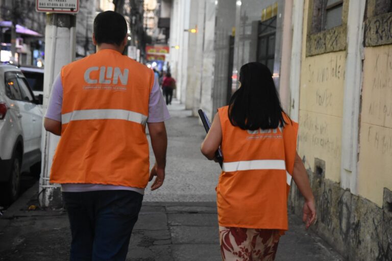 Equipes da Clin de Niterói em ação de fiscalização e orientação sobre descarte de lixo em vias públicas