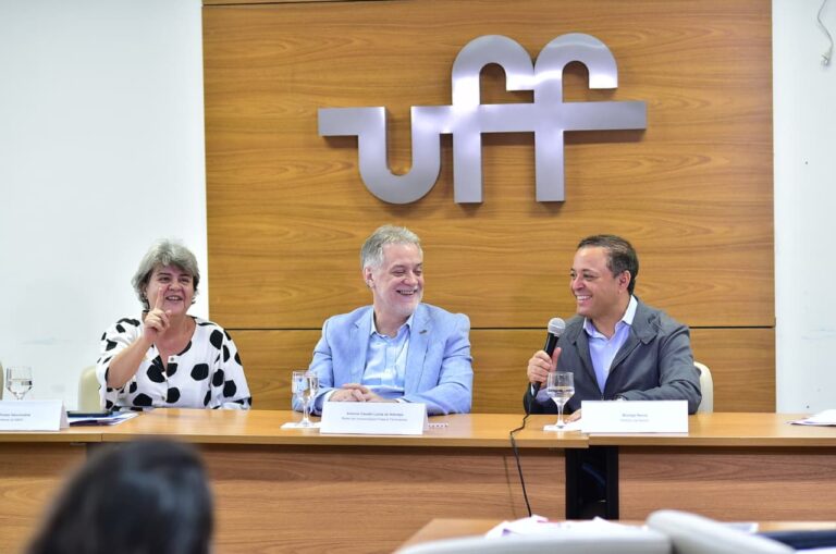 Estudantes e pesquisadores interagem em estande científico na Reunião Anual da SBPC em Niterói.